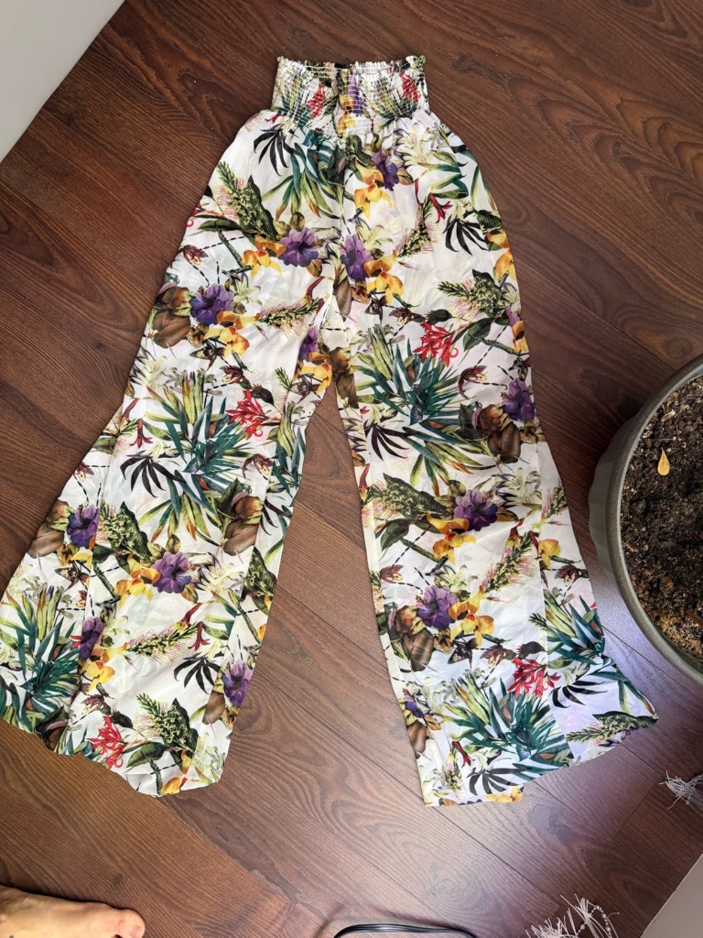Carmen Marc Valvo White Tropical Floral Wide-Leg Pants with Smocked Detail - Picture 2 of 6